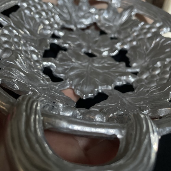 Wilton Silver Color Armetale Bread Fruit Hot Cold Bowl Basket Grape Leaf Pattern - Picture 7 of 7